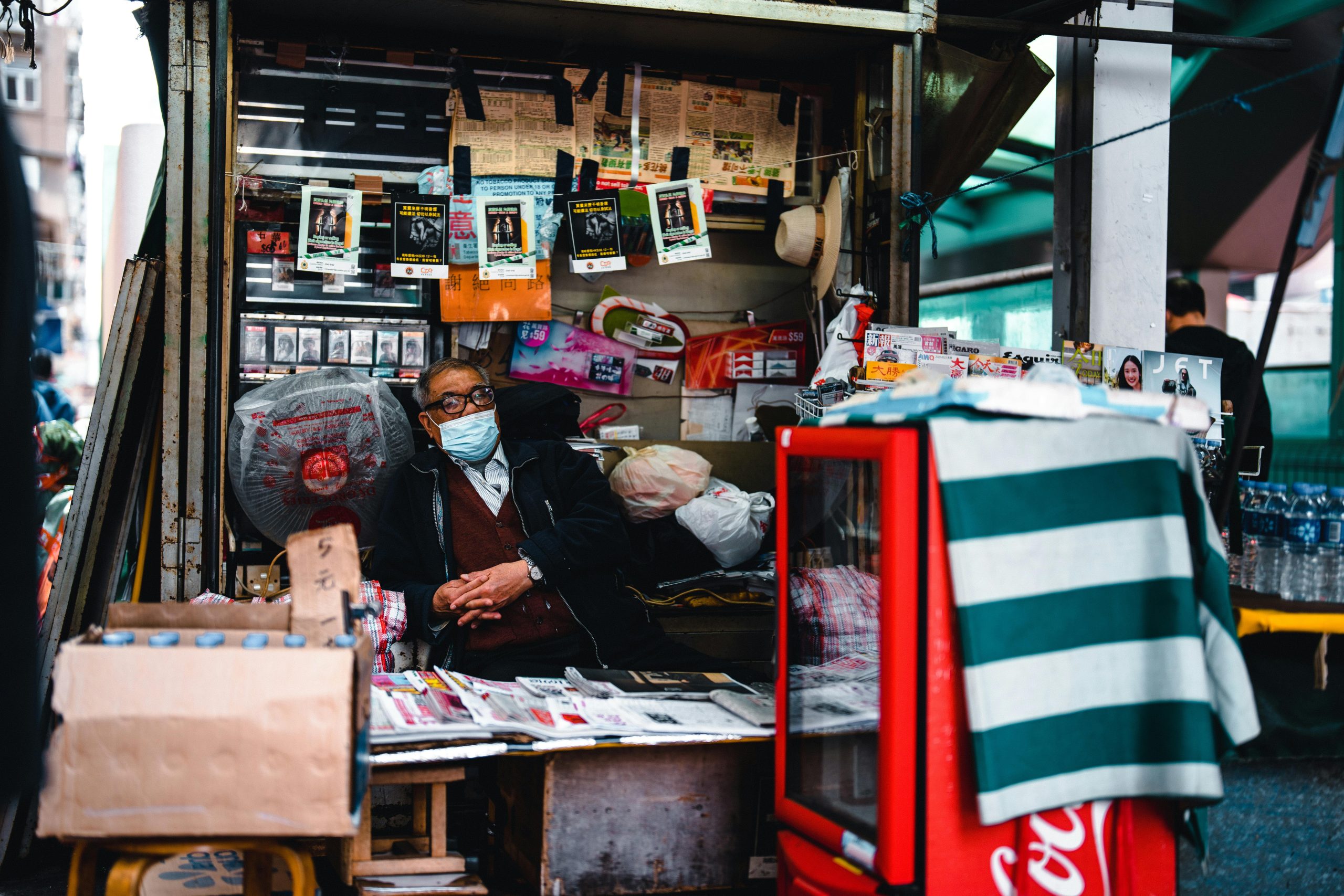 What are the safety considerations when using cookware